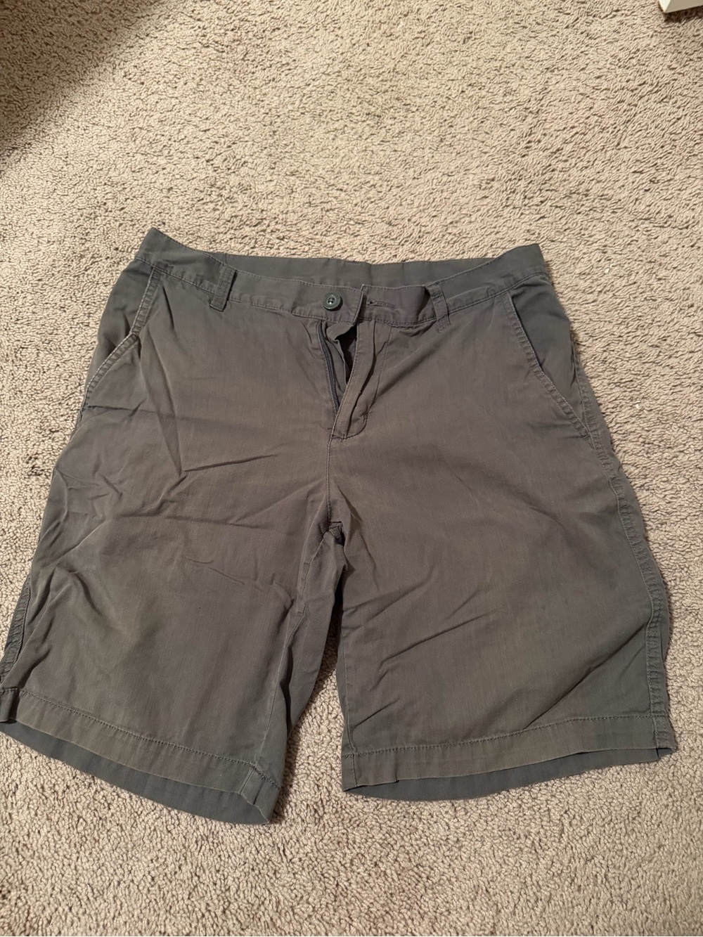 Columbia Men's Cargo Shorts in Dark Gray